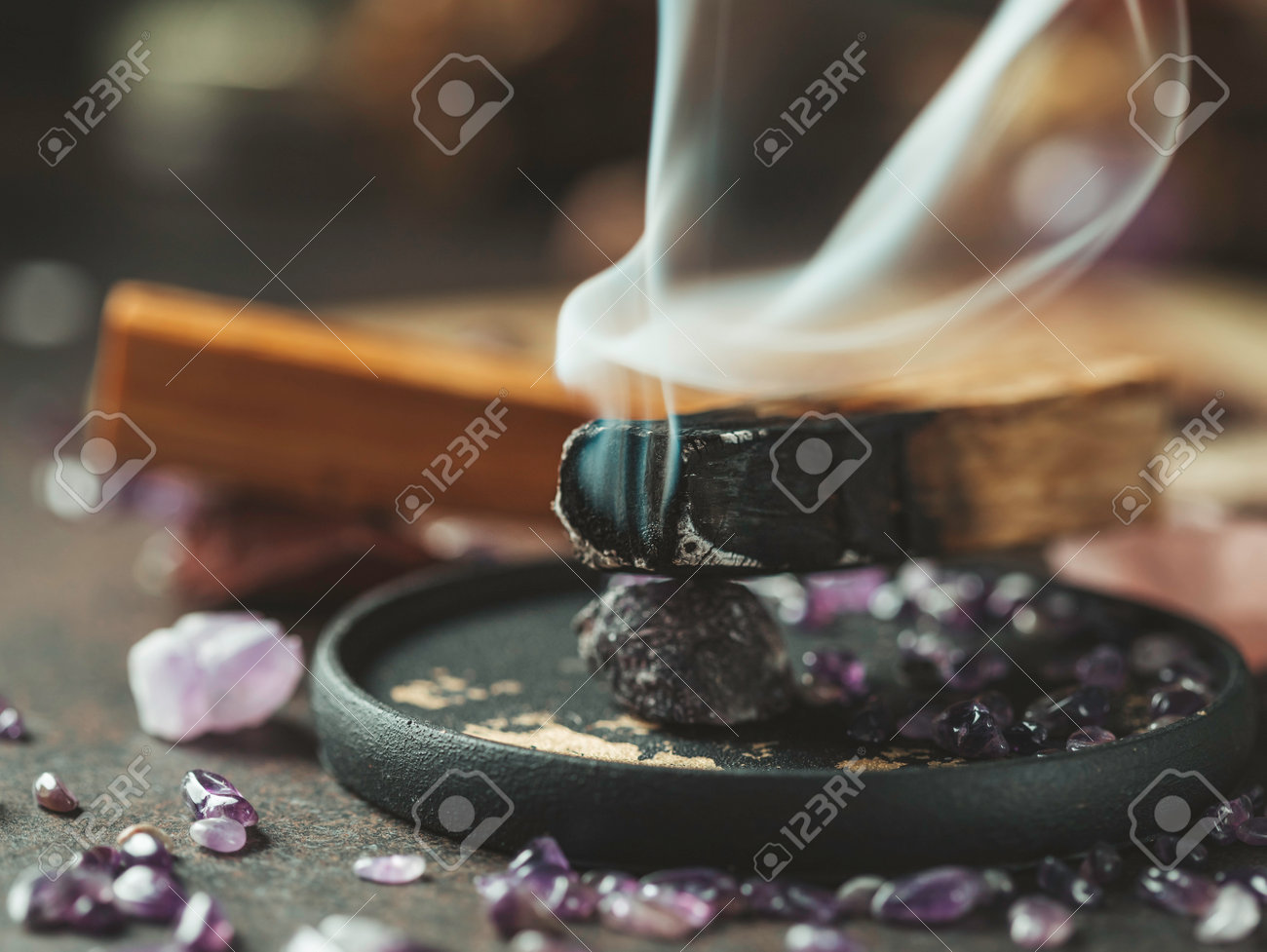 Descubre paso a paso cómo se quema el palo santo y disfruta de sus